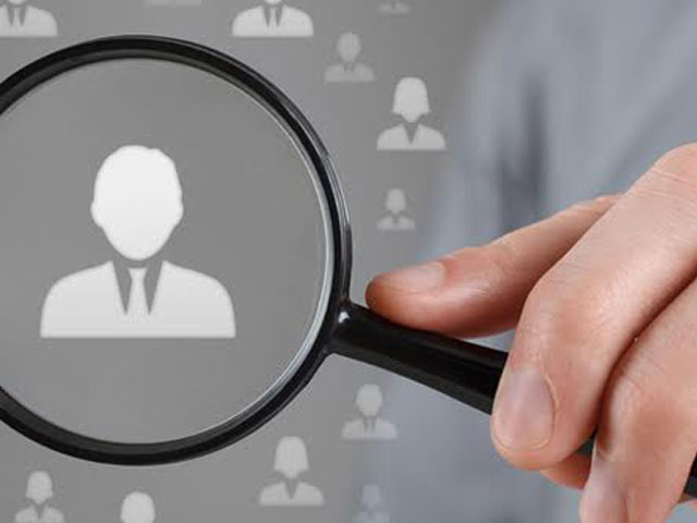 Supervising Mobile Workers without the Use of Micromanaging